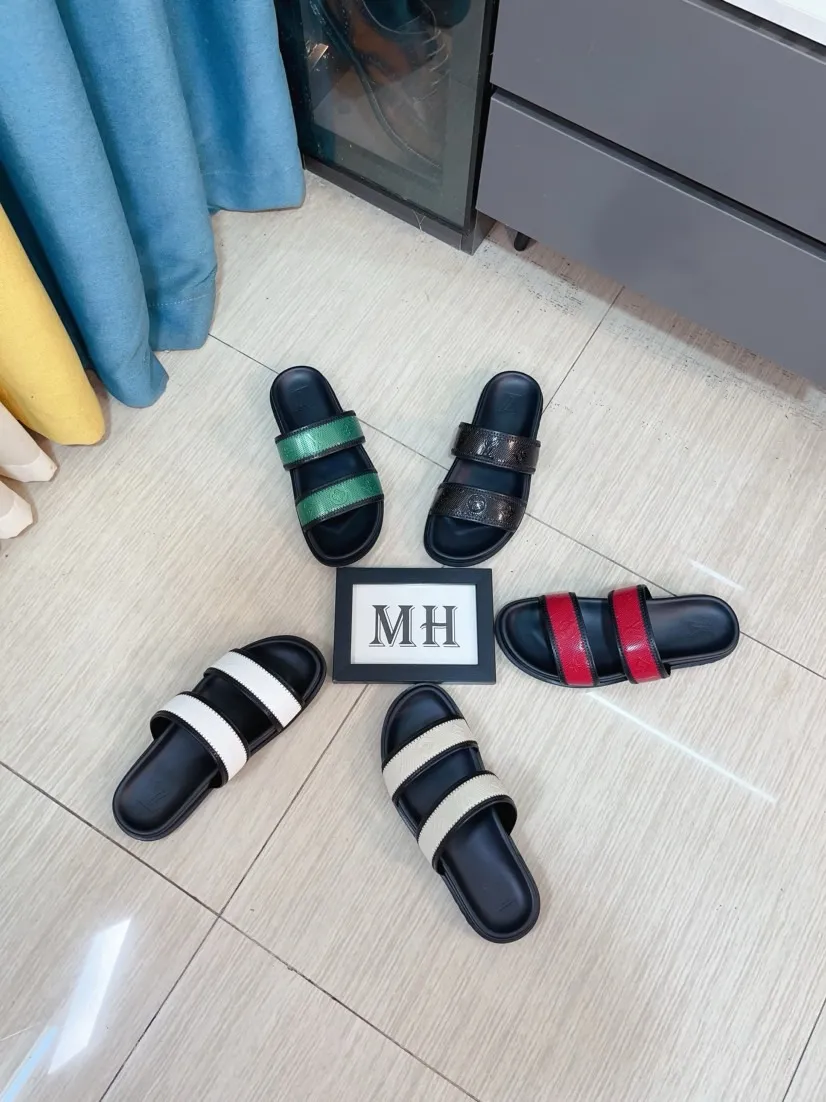Ex-factory price 320🌹🌹 (lv-Louis Vuitton) new men's sandals, high-end boutique, exquisite embossed logo decoration on the upper, fine workmanship, super soft soles, casual, loose and comfortable, a must-have in summer! \nsize：38-44